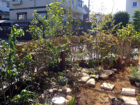 造園工事　枕木立水栓　雑木