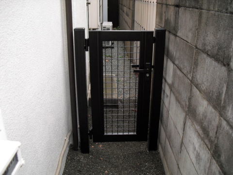 門扉　狭い