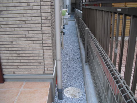 雑草対策　防草シート　砂利敷き