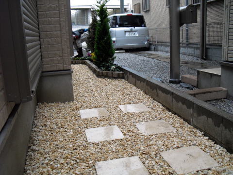 洋風　ピンコロ　花壇　コニファー