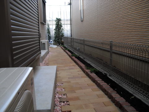 洋風　花壇　レンガ敷き　オリーブ