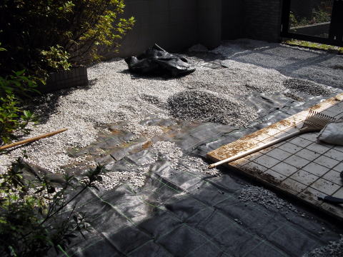 雑草対策　防草シート　除草　砂利敷き