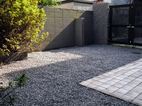 雑草対策　防草シート　除草　砂利敷き