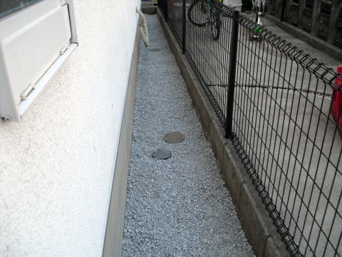 雑草対策　防草シート　砂利敷き