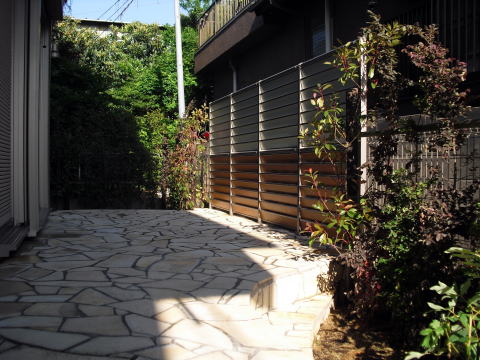 坪庭　テラス　トキワマンサク生垣