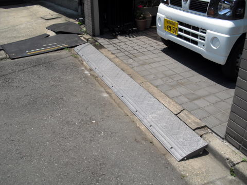 ベニカナメ剪定　段差プレート