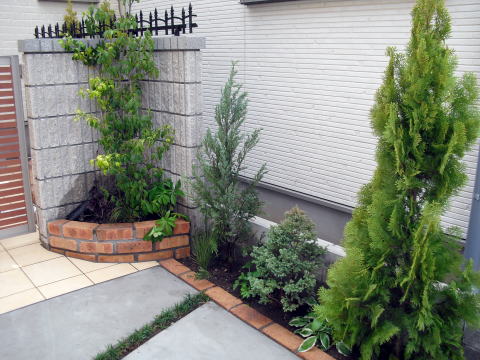 外構工事　植栽　スロープ　コニファー